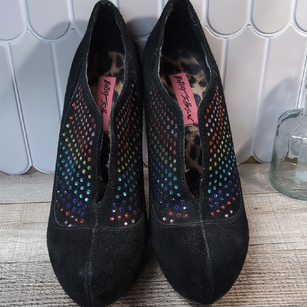 Betsey Johnson Black Heels with Rainbow 🌈 Size 7